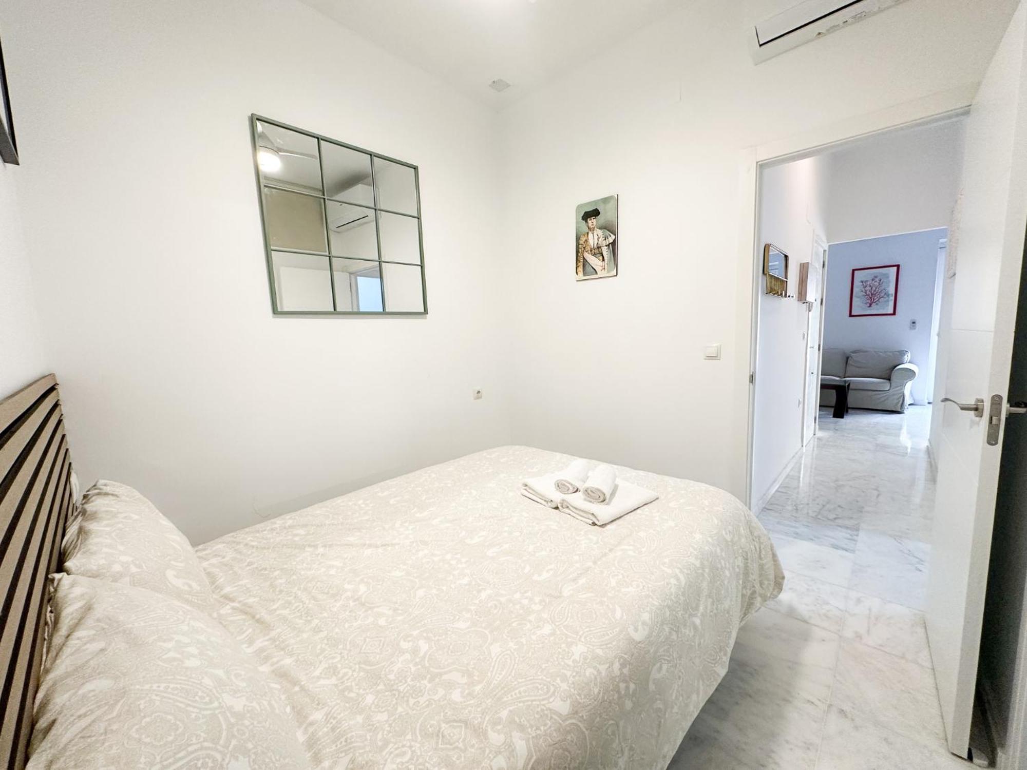 Central Cozy Budget 2Br Apt With Ac, 1 Bath, Private Parking Opt Севиля Екстериор снимка