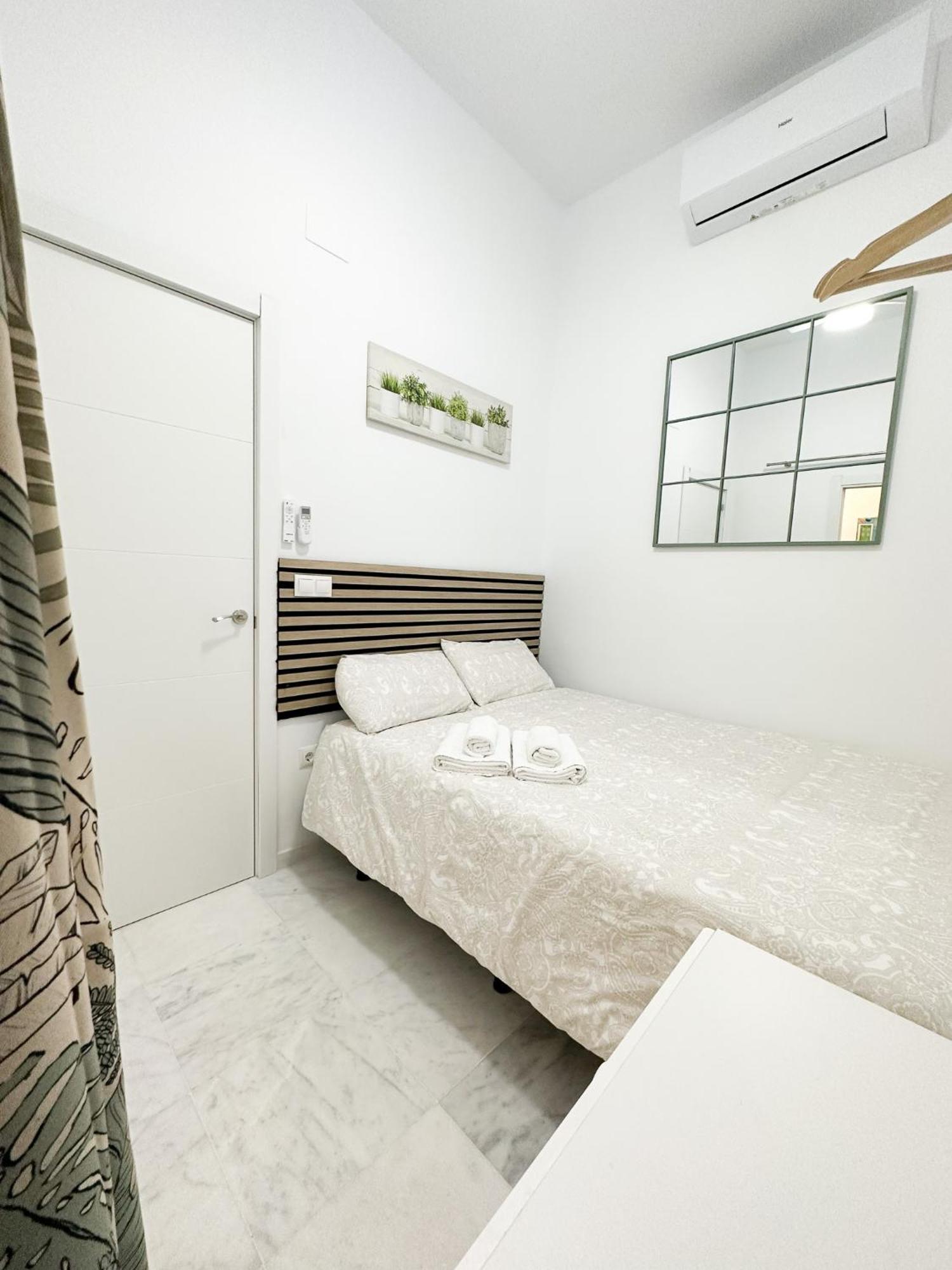 Central Cozy Budget 2Br Apt With Ac, 1 Bath, Private Parking Opt Севиля Екстериор снимка