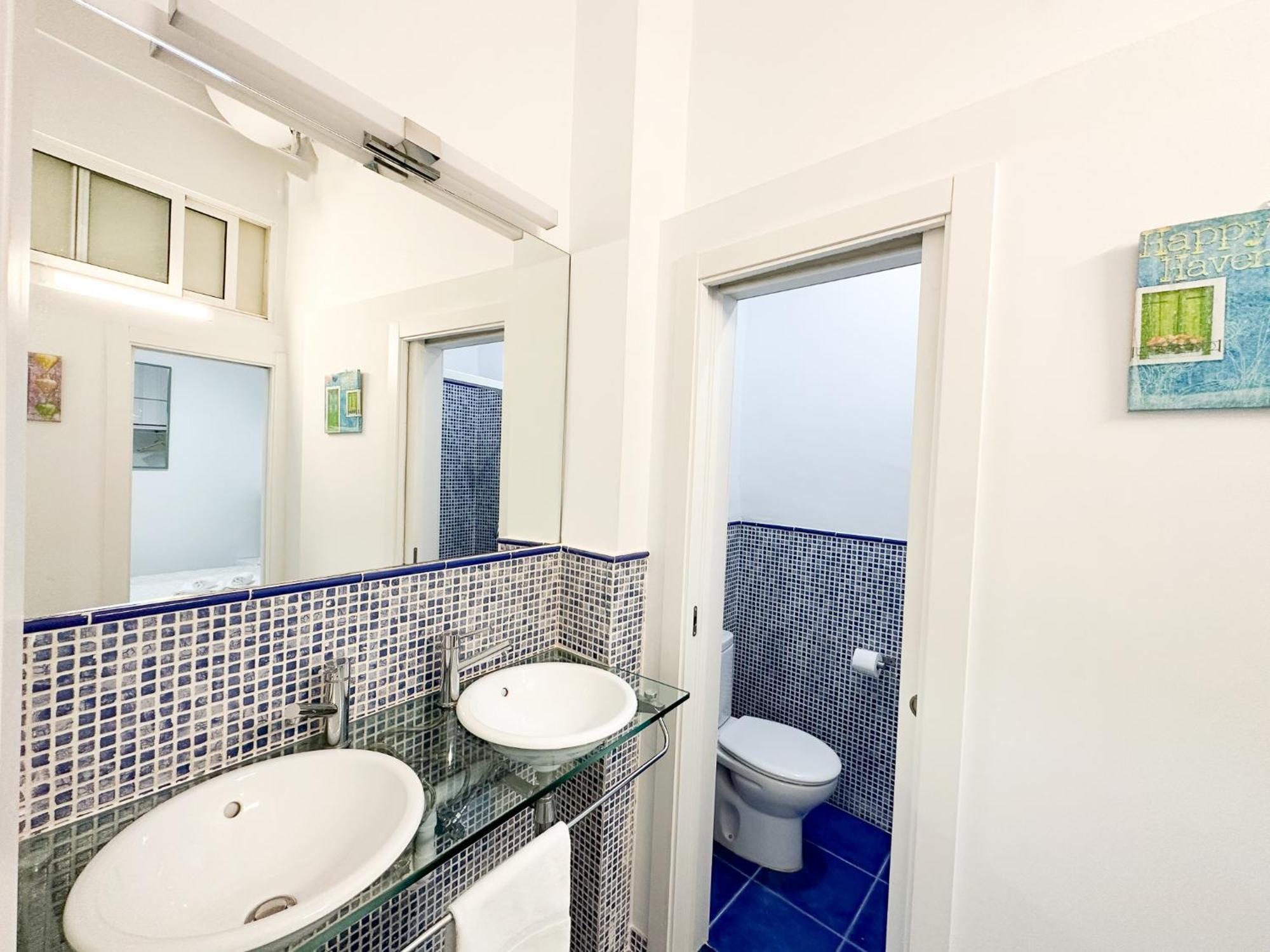 Central Cozy Budget 2Br Apt With Ac, 1 Bath, Private Parking Opt Севиля Екстериор снимка
